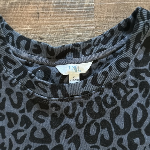 Size XL cropped cheetah long sleeve - Picture 2 of 2